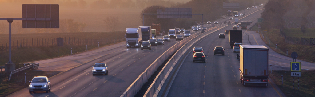 coches y camiones para ilustrar el sector de transportes