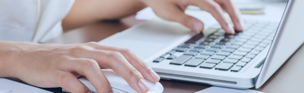 Colaborador a utilizar um computador portátil para submeter ou gerir uma denúncia num canal de denúncias digital seguro.